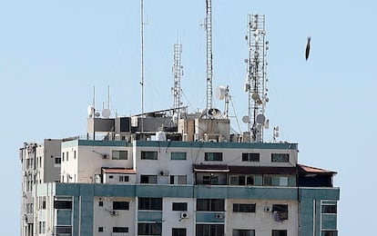 Israel derribó hoy una torre de 12 plantas en la ciudad de Gaza, que albergaba a la agencia de noticias estadounidense AP, la cadena de noticias Al Jazeera y otros medios internacionales.