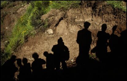 Familiares y vecinos de Piedrafita de Babia (León) esperan, al borde de una fosa, localizar restos óseos. La búsqueda se prolongará casi tres días hasta que aparezca el primer resto humano, el 3 de julio de 2002.