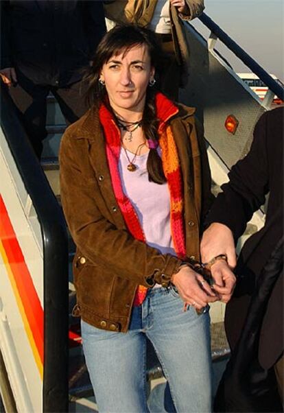 La etarra Julia Moreno Macuso, esposada a su llegada al aeropuerto de Barajas bajo custodia de agentes galos.