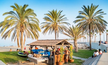 Cocina al aire libre de un chiringuito en la playa de La Malagueta.