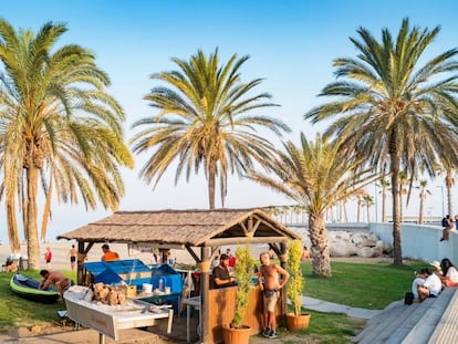 Cocina al aire libre de un chiringuito en la playa de La Malagueta.