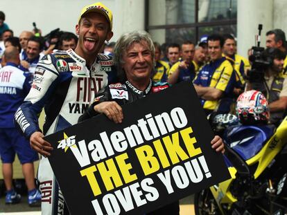 En la última vuelta del circuito de Le Mans, Ángel Nieto esperaba con esta pancarta (“Valentino, la moto te quiere") al italiano. Ese día de 2008 Rossi alcanzaba el mismo número de victorias que el español.