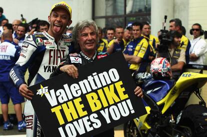 En la última vuelta del circuito de Le Mans, Ángel Nieto esperaba con esta pancarta (“Valentino, la moto te quiere") al italiano. Ese día de 2008 Rossi alcanzaba el mismo número de victorias que el español.