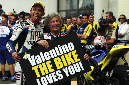 En la última vuelta del circuito de Le Mans, Ángel Nieto esperaba con esta pancarta (“Valentino, la moto te quiere") al italiano. Ese día de 2008 Rossi alcanzaba el mismo número de victorias que el español.