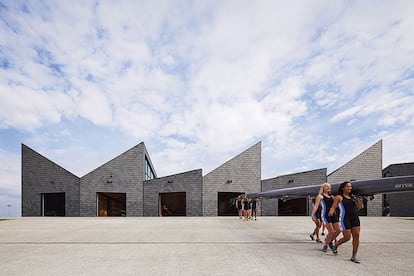 Construir infraestructuras que mejoren la ciudad es uno de sus objetivos, como este Eleanor Boathouse, unas naves de piragüismo creadas en Chicago en 2016.