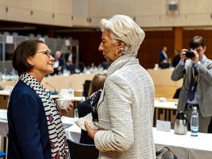 La presidenta del BCE, Christine Lagarde (derecha), habla con la ministra de Finanzas de Luxemburgo, Yuriko Backes, el 10 de septiembre en Praga.