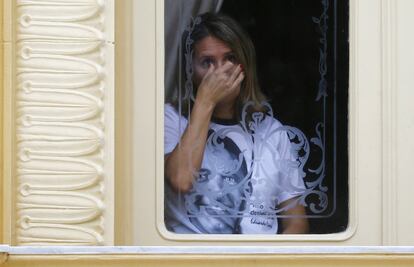 A esposa de Eduardo Campos, Renata, observa a multidão reunida no Palácio do Governo para se despedir de seu marido no Recife.