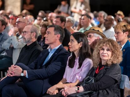 Pedro Sánchez, entre el actor Miguel Rellán y la escritora Gioconda Belli (primera por la derecha), entre otros creadores, durante el acto en defensa de la cultura celebrado este viernes en el Círculo de Bellas Artes de Madrid.