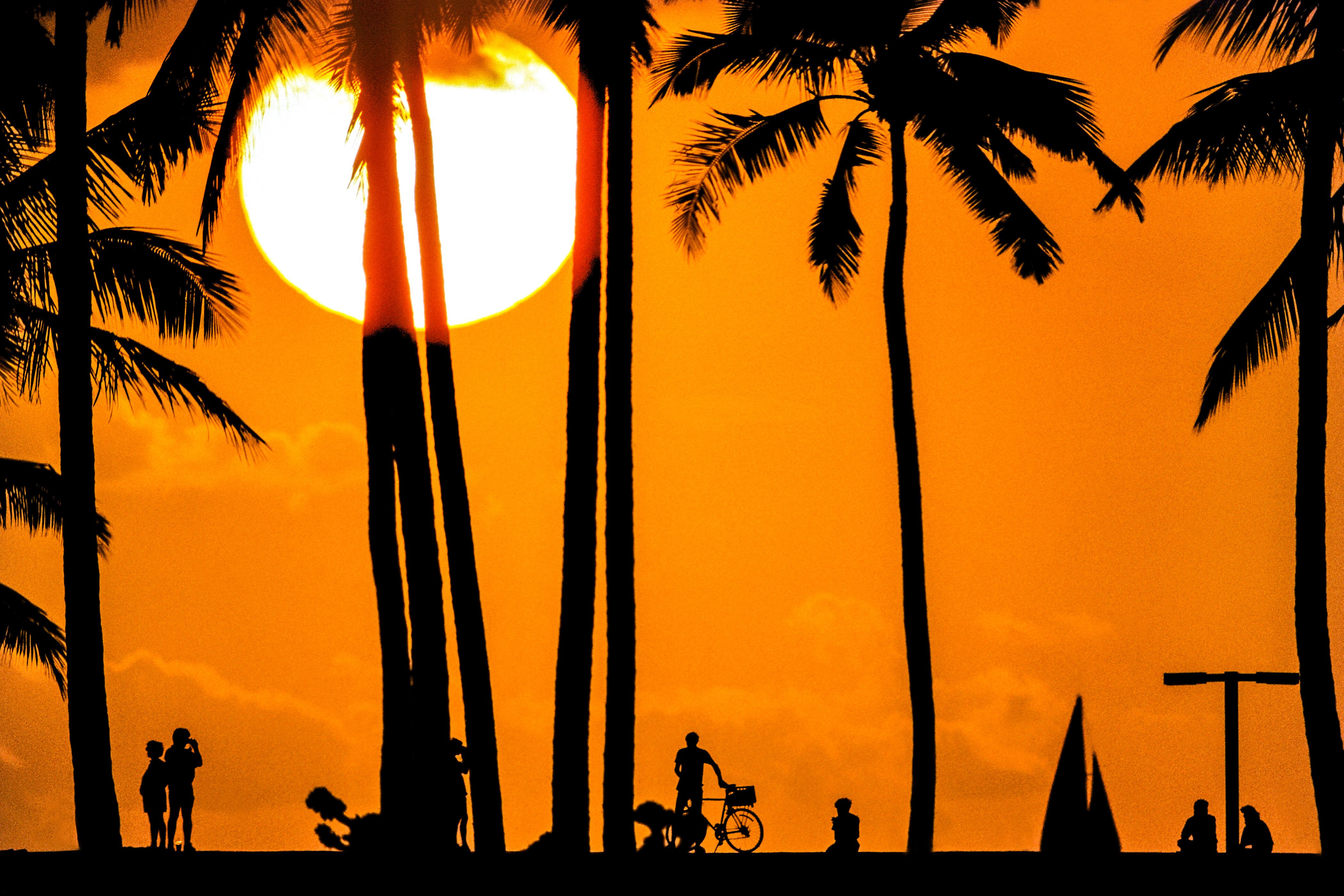 Atardecer en la playa de Ala Moana de la ciudad de Honolulú, en la isla hawaiana de Oahu. 