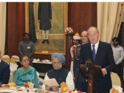 Fotografía facilitada por la Casa del Rey de don Juan Carlos, junto al primer ministro indio, Manmohan Singh (2d), y el ministro de Defensa, Pedro Morenés (i), durante su intervención en la cena que le ha ofrecido el presidente indio, Pranab Mujerjee, dentro de su visita oficial a la India.