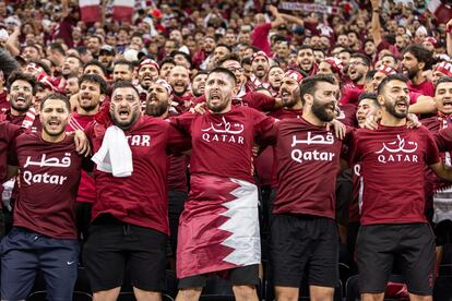 Algunos de los fans de Qatar durante el partido inaugural frente a Ecuador, este domingo.