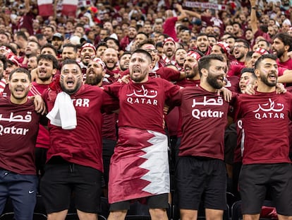 Algunos de los fans de Qatar durante el partido inaugural frente a Ecuador, este domingo.