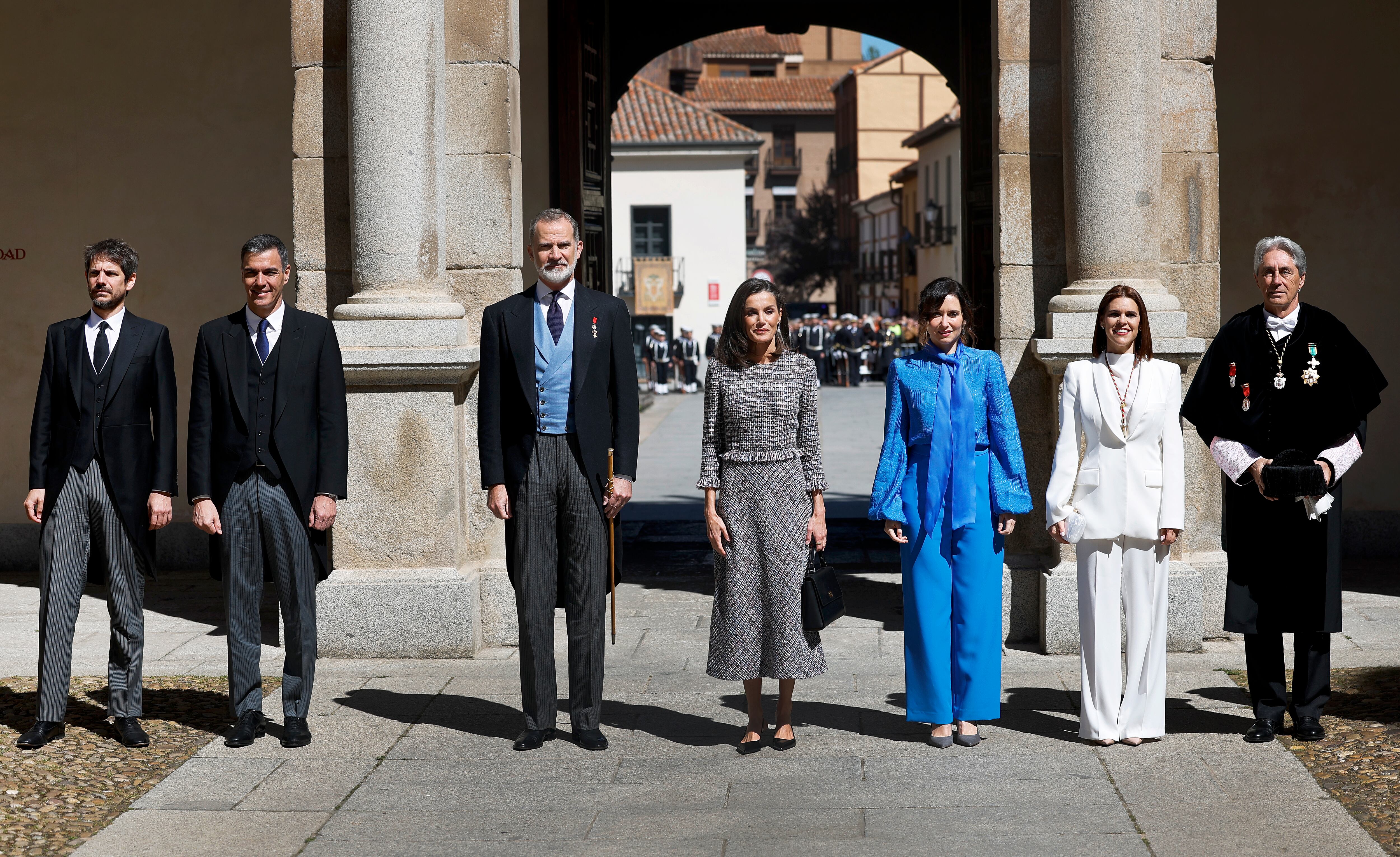 Desde la izquierda, Ernest Urtasun, ministro de Cultura; Pedro Sánchez, presidente del Gobierno; los reyes Felipe VI y Letizia; Isabel Díaz Ayuso, presidenta de la Comunidad de Madrid; Judith Piquet, alcaldesa de Alcalá de Henares, y José Vicente Saz, rector de la Universidad de Alcalá de Henares.