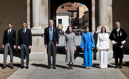 Desde la izquierda, Ernest Urtasun, ministro de Cultura; Pedro Sánchez, presidente del Gobierno; los reyes Felipe VI y Letizia; Isabel Díaz Ayuso, presidenta de la Comunidad de Madrid; Judith Piquet, alcaldesa de Alcalá de Henares, y José Vicente Saz, rector de la Universidad de Alcalá de Henares.