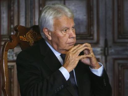 Felipe González, momentos antes de recibir el premio en el Palau de la Generalitat.