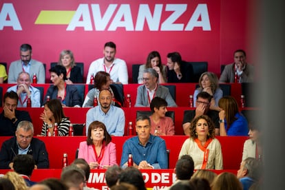 El secretario general del PSOE y presidente del Gobierno, Pedro Sánchez (centro), durante la reunión del comité federal del PSOE.