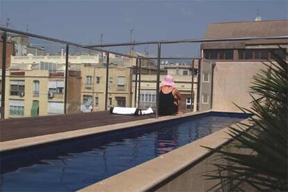 Una de las dos piscinas longitudinales en el solárium del hotel Granados 83, en Barcelona.