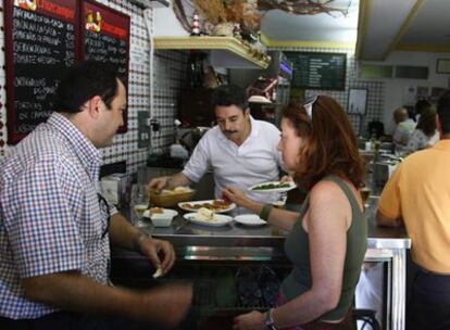 La barra de FM, en Granada, famoso por sus productos del mar.