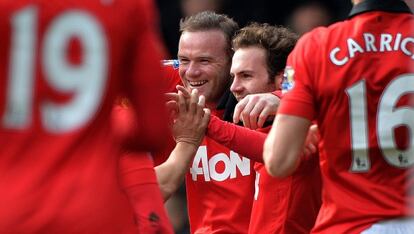 Rooney y Mata celebran el gol del inglés.