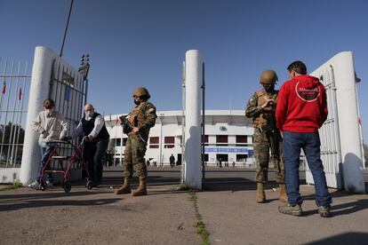 Dos soldados hacen guardia en un colegio electoral instalado en el Estadio Nacional, en Santiago.