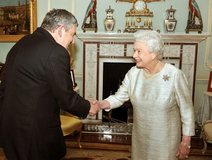 El  ya ex primer ministro de Reino Unido Gordon Brown en la audiencia con Isabel II en la que presentó su renuncia al cargo.