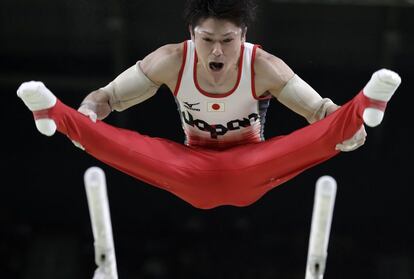 El deportista de Japón, Kohei Uchimura, realiza uno de los ejercicios en barras paralelas durante los individuales de gimnasia arística de hombres.