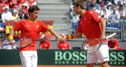 Marc López y Marcel Granollers celebran un punto.