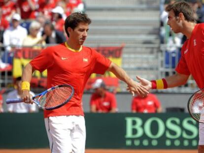 Marc López y Marcel Granollers celebran un punto.