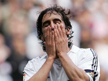 Raúl lamenta una ocasión fallada durante un partido de la Liga en el estadio Bernabéu.