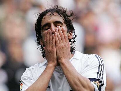 Raúl lamenta una ocasión fallada durante un partido de la Liga en el estadio Bernabéu.