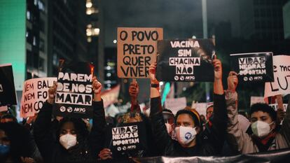 Manifestantes protestam em São Paulo em 13 de maio de 2021, data em que se celebra a Lei Áurea, para denunciar o racismo da sociedade brasileira, uma semana depois da chacina do Jacarezinho.