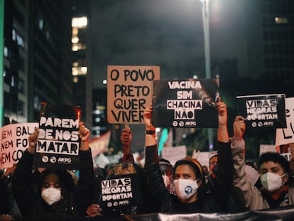 Manifestantes protestam em São Paulo em 13 de maio de 2021, data em que se celebra a Lei Áurea, para denunciar o racismo da sociedade brasileira, uma semana depois da chacina do Jacarezinho.