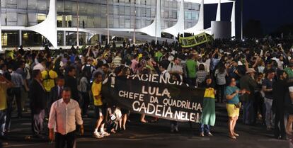 Protesto diante do Planalto contra Dilma.