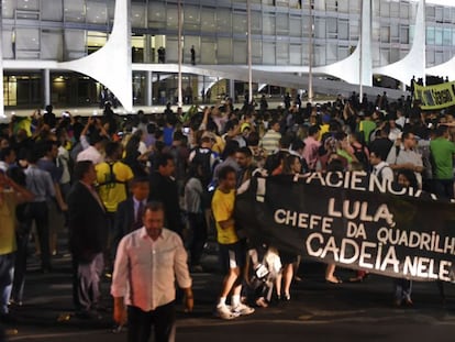 Protesto diante do Planalto contra Dilma.