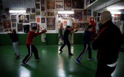 El exboxeador Sento Martínez entrena a 10 menores en el club de boxeo San Cristóbal (Valencia).