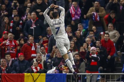 El portugués Cristiano Ronaldo, del Real Madrid, celebra su gol —primero del equipo blanco frente al Atlético de Madrid— durante el partido de la duodécima jornada de Liga en Primera División que se jugó el pasado 19 de noviembre.