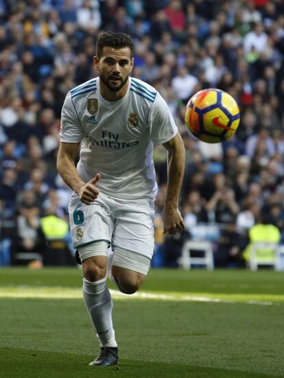 Nacho sigue la trayectoria del balón.