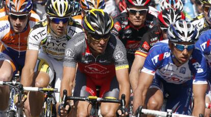 El ciclista estadounidense, en el centro, durante el critérium previo al Tour Down Under celebrado en Adelaida