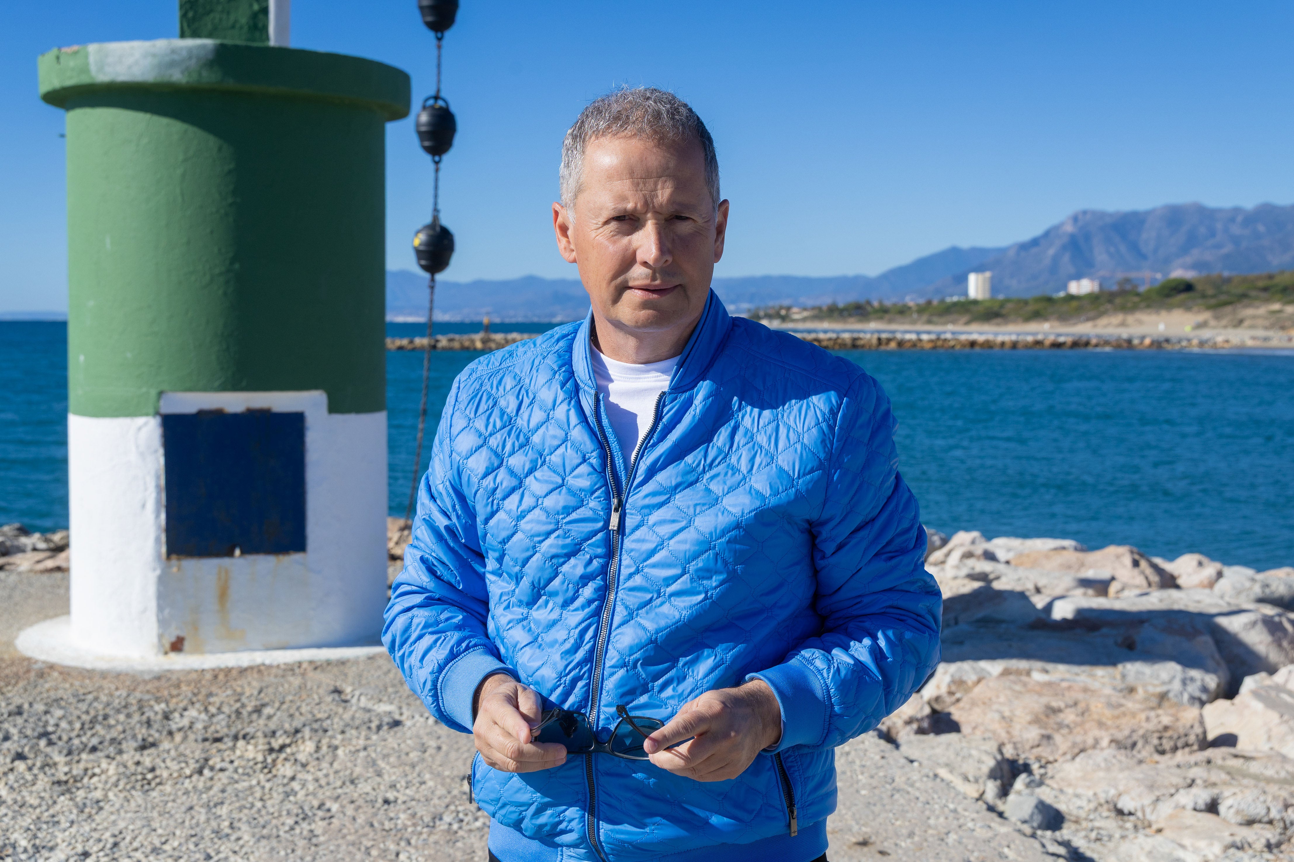Carlos Fernández posa en uno de sus lugares favoritos de Marbella, un tranquilio espigón cerca del pequeño puerto deportivo de Cabopino.