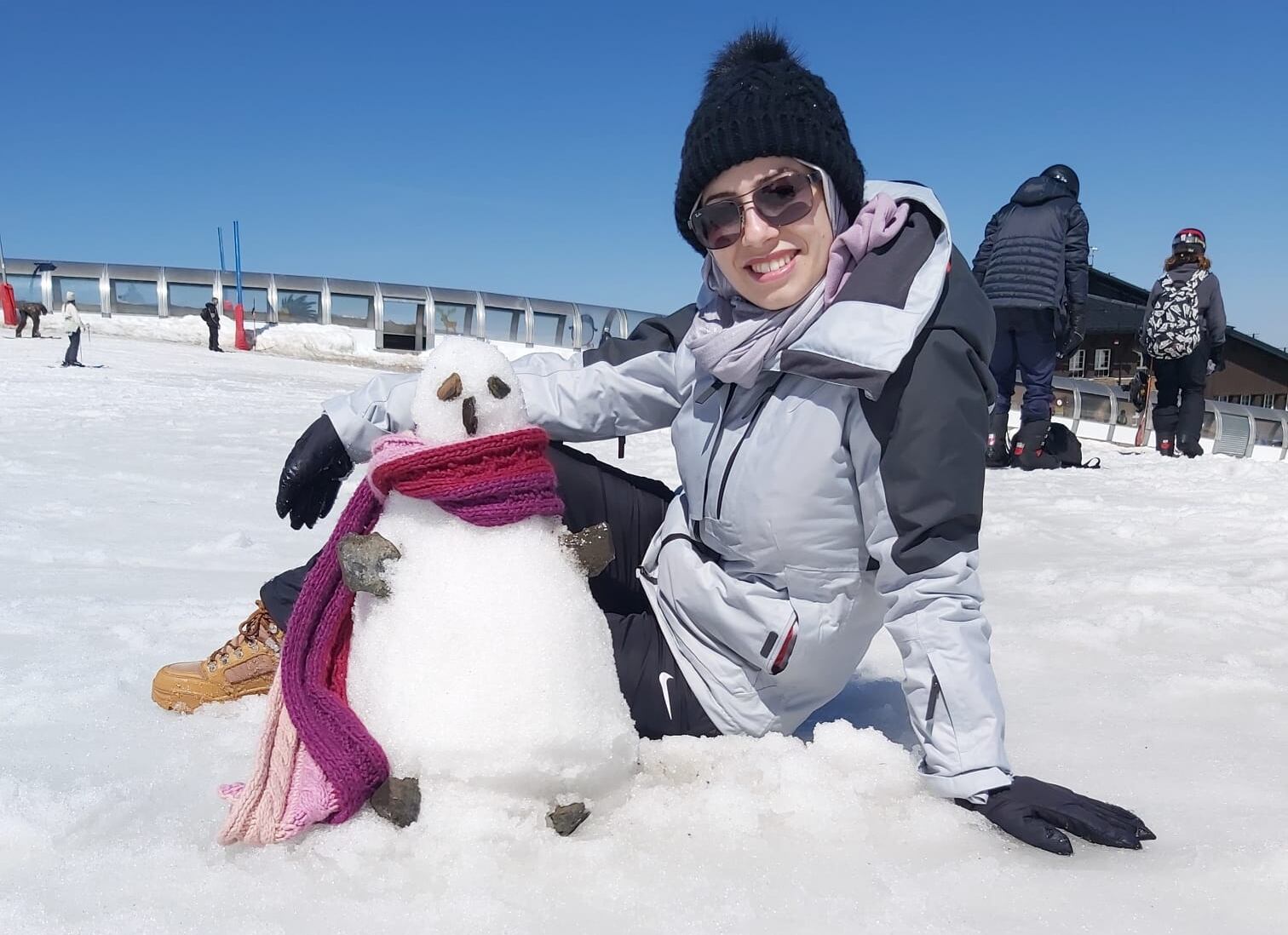 Doaa Ulyan, en una imagen cedida, en la que posa con un muñeco de nieve en Sierra Nevada, en Granada, en 2022.