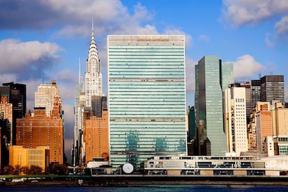 Completado en 1950 en el barrio de Turtle Bay, mirando al East River, ofrece visitas en todos los idiomas para los cientos de turistas que quieren ver dónde se discuten las cuestiones globales más importantes. http://visit.un.org