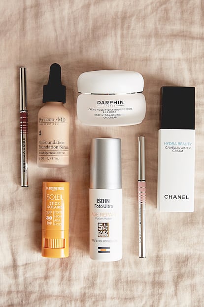 Fineliners de MARC JACOBS (22,55 €/c. u.), No Foundation Foundation Sérum de PERRICONE MD (c. p. v.), crema aceite de rosa de DARPHIN (50 €), Hydra Beauty Camellia Water Cream de CHANEL (54 €), stick solar de LA BIOSTHÉTIQUE (18 €) y FotoUltra Age Repair de ISDIN (27,55 €). En la pág. anterior, velo en polvo Blur Expert de SISLEY (74,50 €).