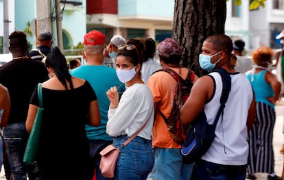 Varias personas hacen cola para comprar en un mercado de La Habana, el 29 de julio.