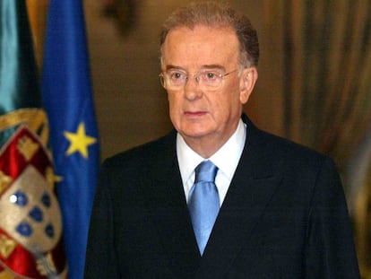 El presidente portugués Jorge Sampaio, en 2004, durante el anuncio de que iba a pedir a Pedro Santana Lopes la formación de un nuevo Gobierno tras la salida de Antonio Barroso para presidir la Comisión Europea
