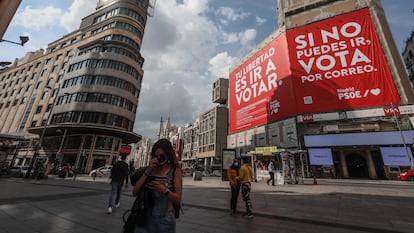 La nueva lona que el PSOE instaló ayer en la plaza del Callao.