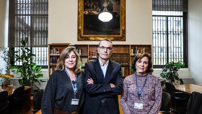 De izquierda a derecha, María Jose Rucio (jefa del Servicio de Manuscritos e Incunables), Ignacio Panizo (jefe del Servicio de Archivo) e Isabel Ruiz de Elvira (directora del Departamento de Manuscritos, Incunables y Raros) de la Biblioteca Nacional.