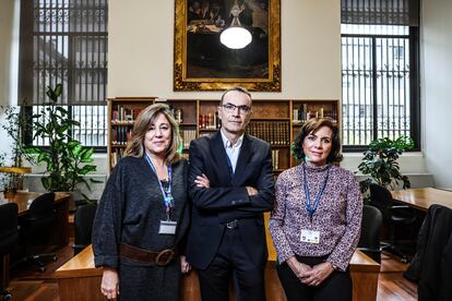 De izquierda a derecha, María Jose Rucio (jefa del Servicio de Manuscritos e Incunables), Ignacio Panizo (jefe del Servicio de Archivo) e Isabel Ruiz de Elvira (directora del Departamento de Manuscritos, Incunables y Raros) de la Biblioteca Nacional.