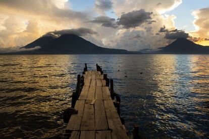 El amanecer en el lago de Atitlán, en Panajachel, Sololá, es uno de los más espectaculares de la región.