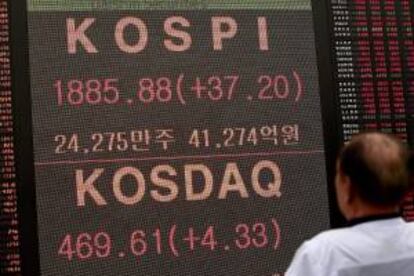 Un inversor observa el índice Kospi en Seúl (Corea del Sur). EFE/Archivo