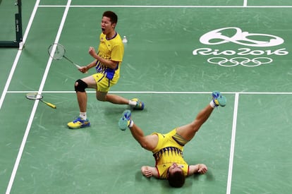 Las jugadores de Malasaia Vshem Goh y Wee Kiong Tan celebran su victoria frente a los jugadores de Corena del Sur Lee Yong-Dae y Yoo Yeon-Seong, en el partido de dobles de cuartos de final de Bádminton.